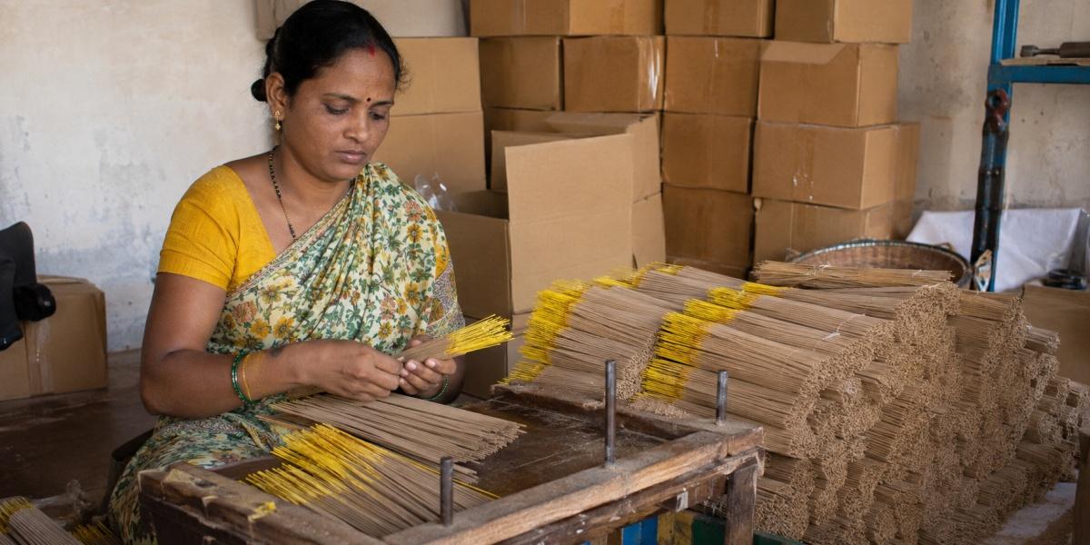 Bâtonnets d'encens indiens : origine, fabrication et diversité des senteurs