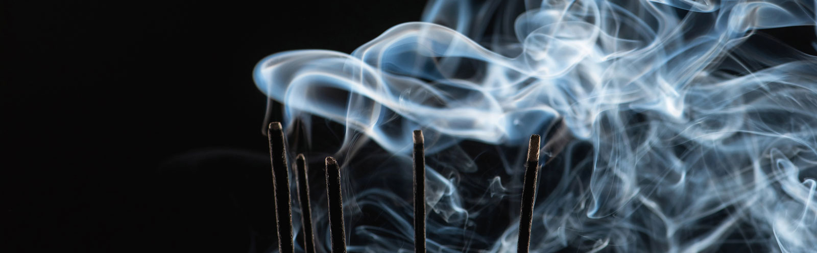 Spirituelles Reinigen und Räuchern: Eine uralte Praxis für ein energetisch reines Umfeld
