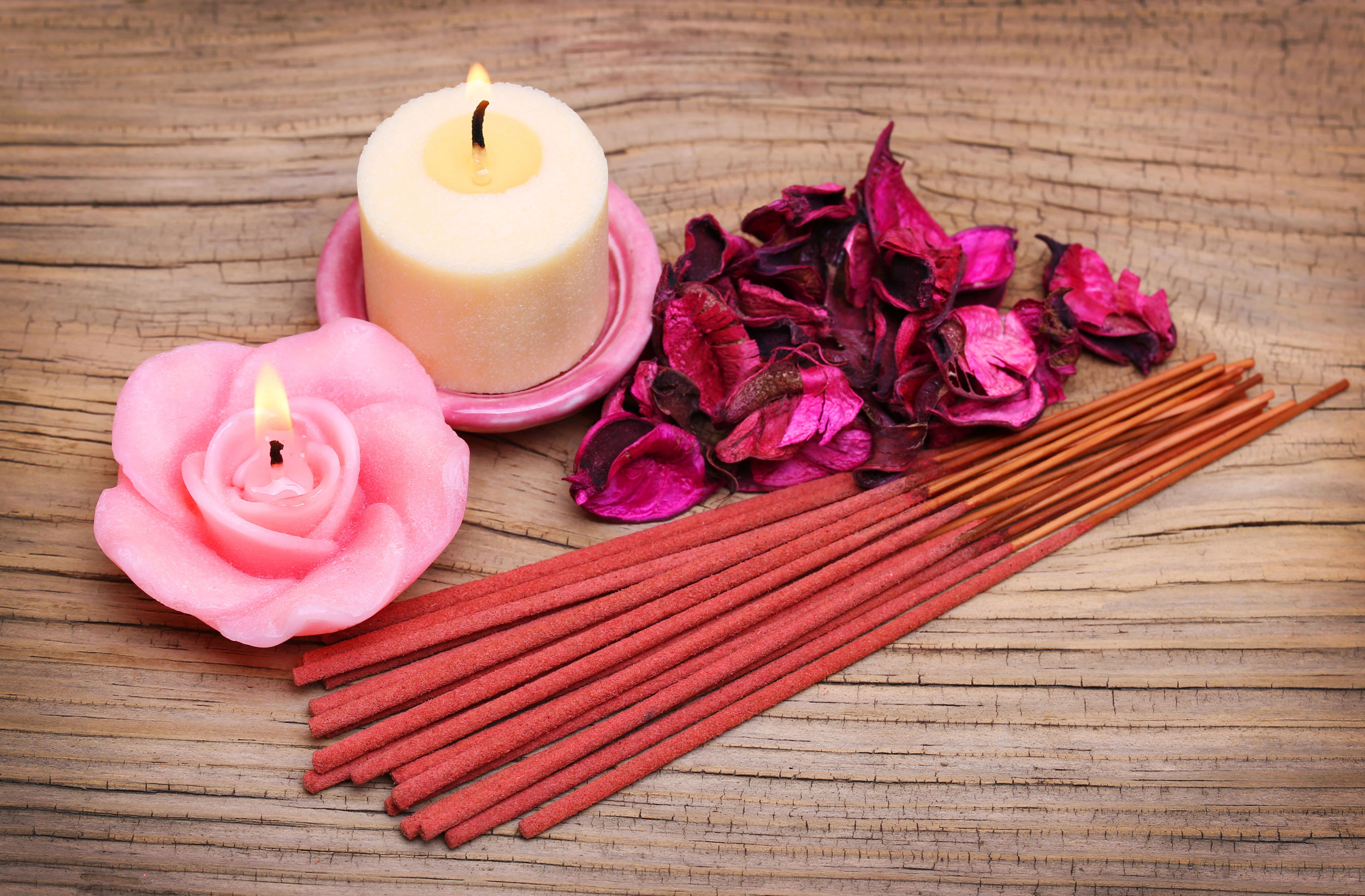 Räucherstäbchen zum Valentinstag: Die perfekte Atmosphäre für Liebe und Zweisamkeit